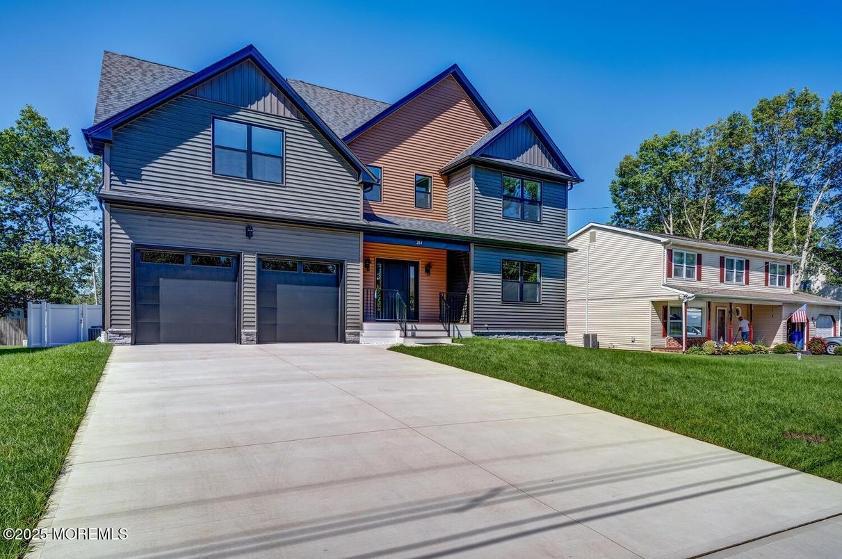 Attached, Exterior, Facade, Farmhouse