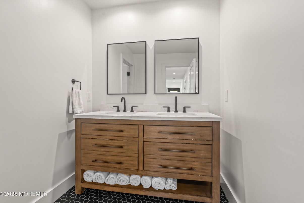 Bathroom, Dual Sink Vanities, Interior, Recessed Lighting