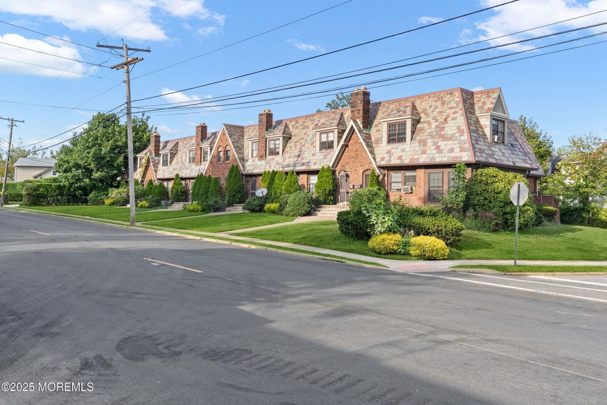 Exterior, Facade, Brick Facade, Cape Cod