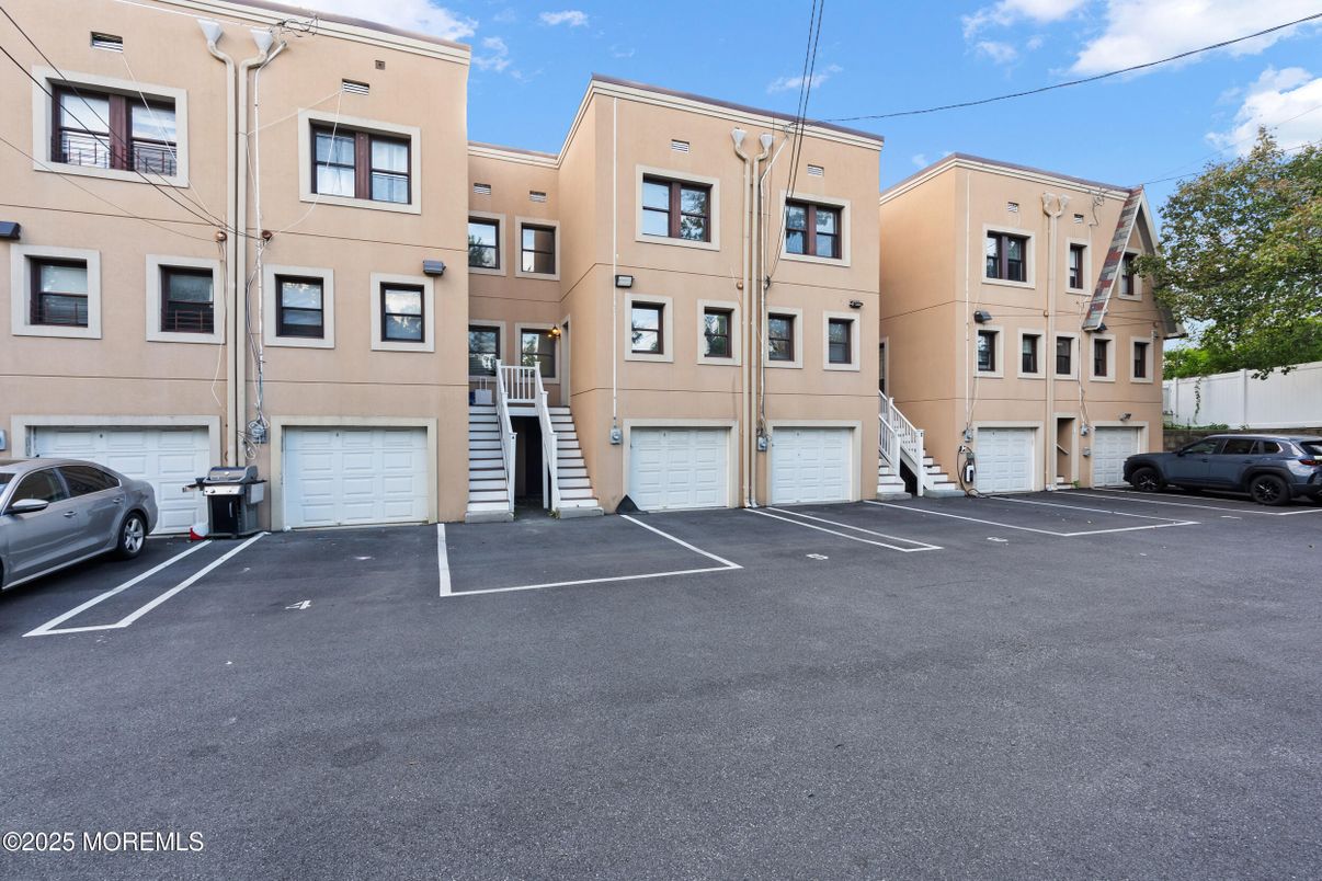 Attached, Exterior, Facade, Rowhouse