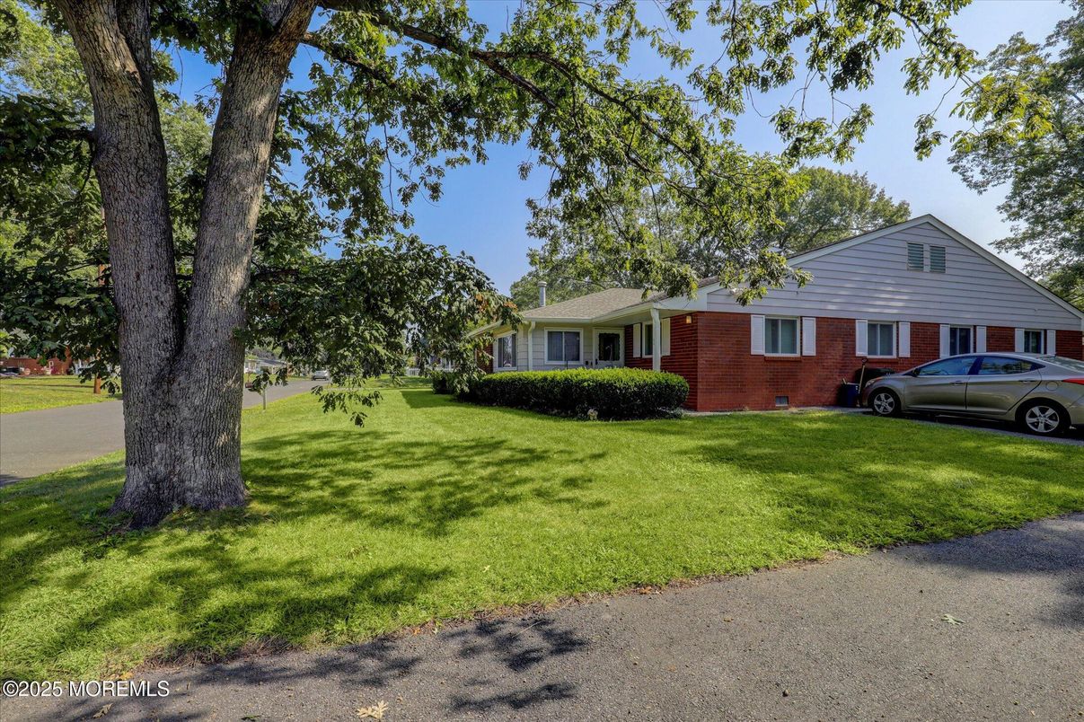 Exterior, Facade, Brick Facade, Ranch