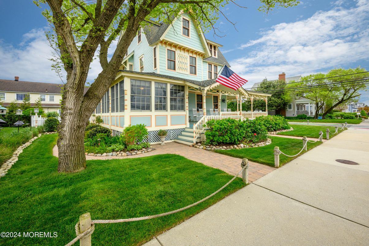 Backyard, Exterior, Facade, Queen Anne Victorian