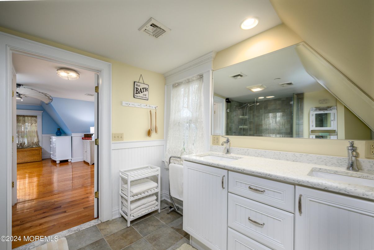 Bathroom, Interior, Recessed Lighting, Wood Texture Flooring