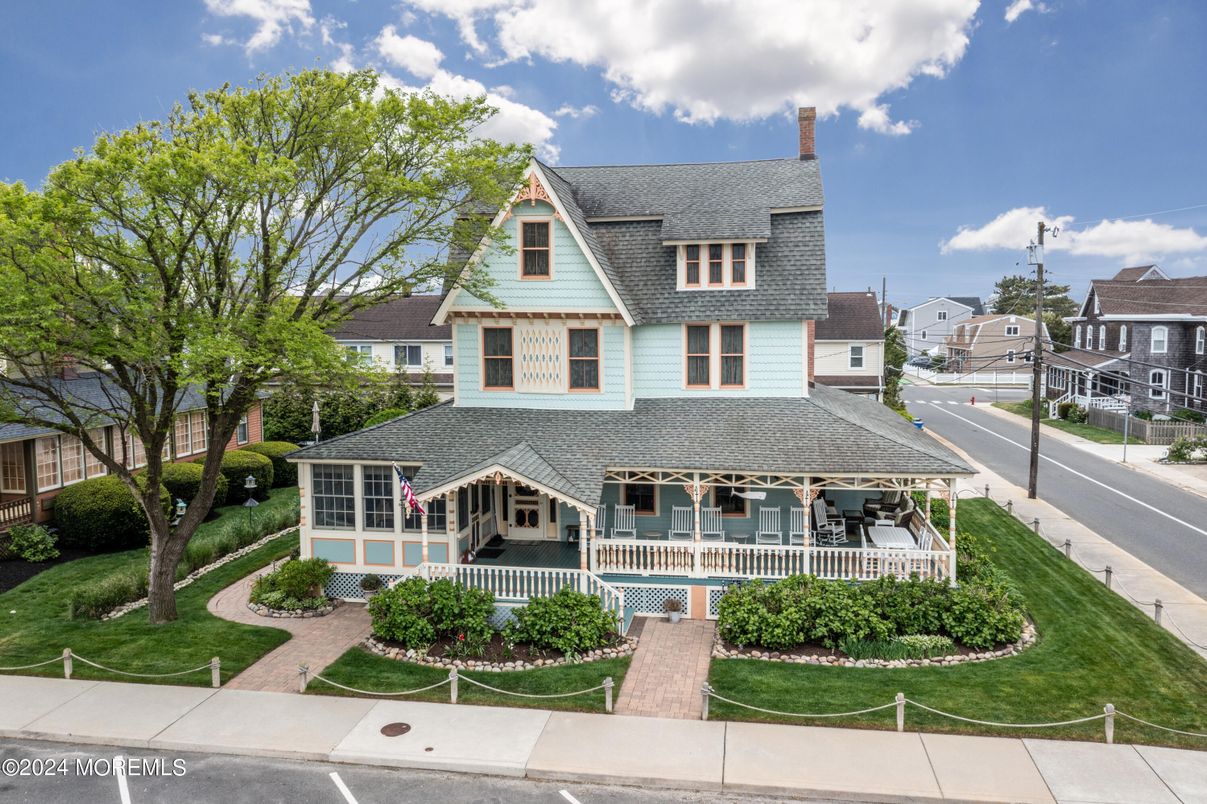 Exterior, Facade, Queen Anne Victorian