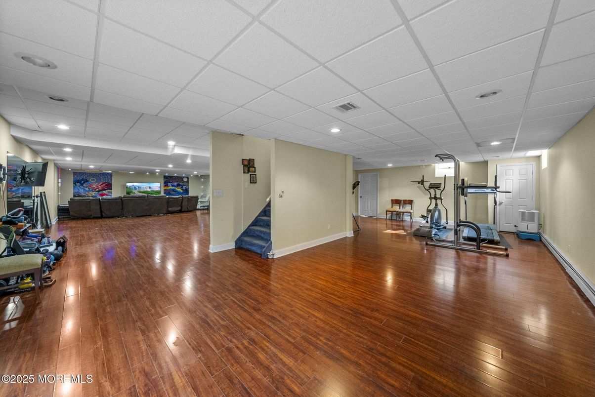Fitness Equipment, Interior, Recessed Lighting, Wood Texture Flooring