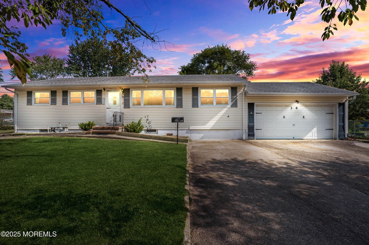 Attached, Exterior, Facade, Ranch