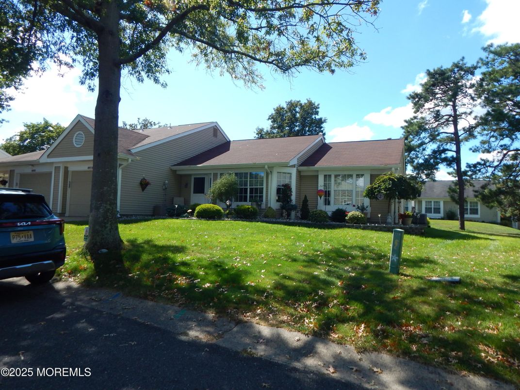 Attached, Exterior, Facade, Ranch