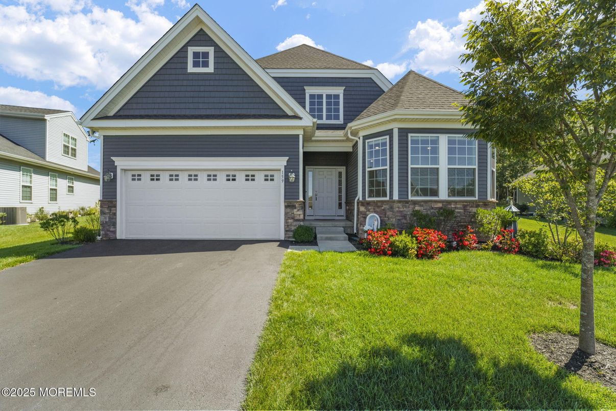 Attached, Exterior, Facade, American Craftsman