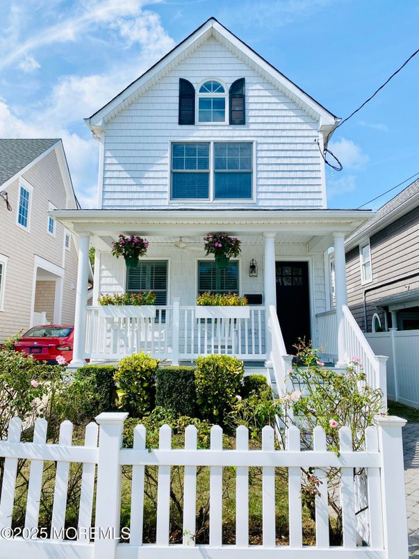 Exterior, Facade, Queen Anne Victorian