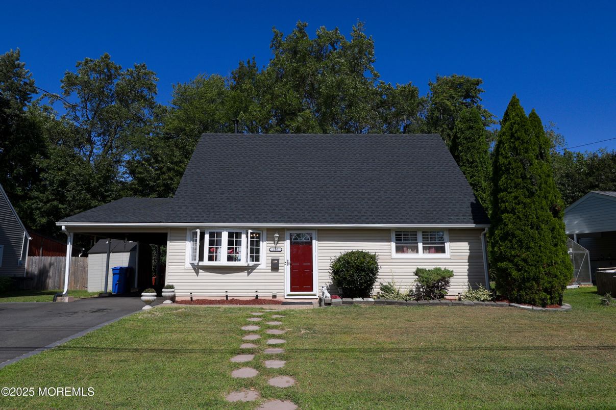 Attached, Exterior, Facade, Cape Cod