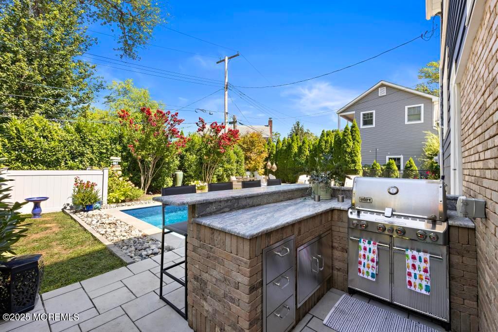 Exterior, Outdoor Kitchen, Pool