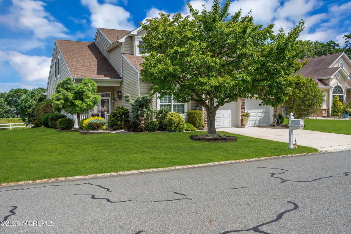 Attached, Exterior, Facade, Cape Cod