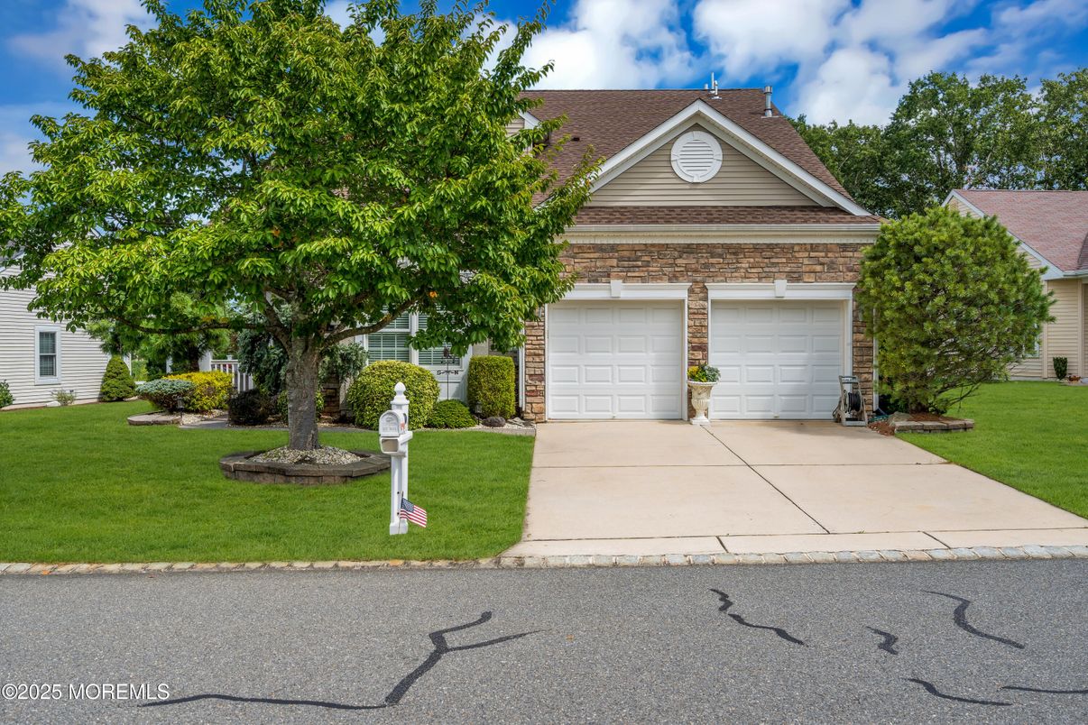 Attached, Exterior, Facade, Brick Traditional