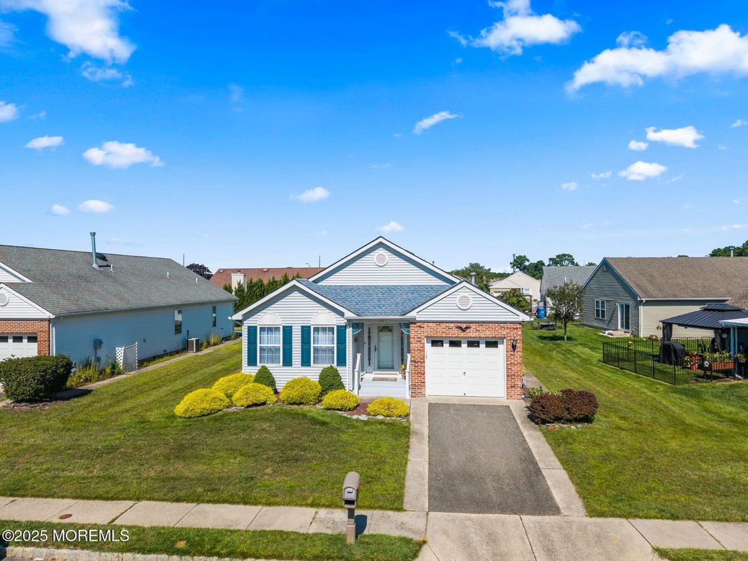 Attached, Exterior, Facade, Ranch