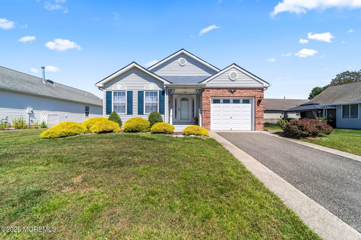 Attached, Exterior, Facade, Brick Facade, Ranch