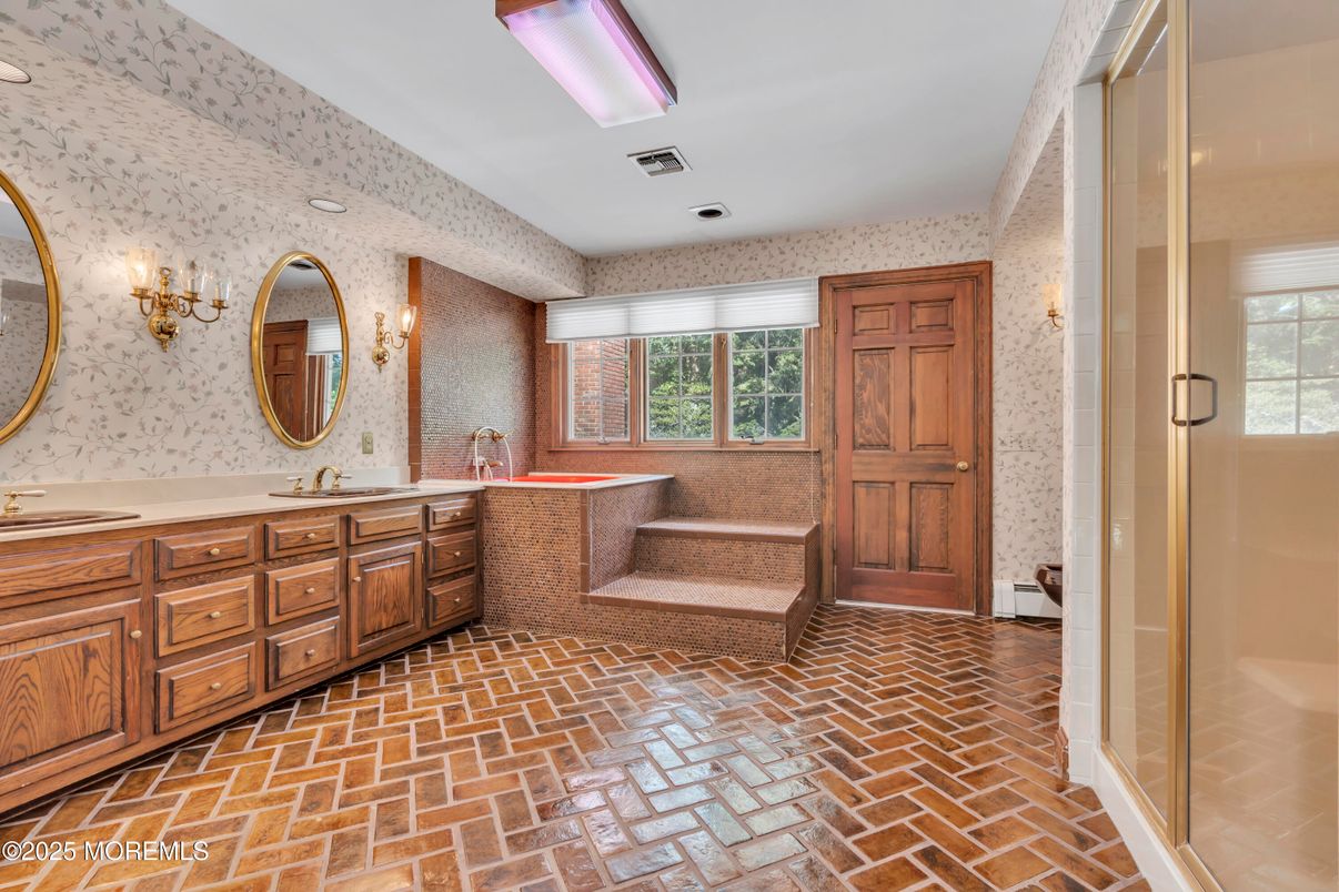Bathroom, Dual Sink Vanities, Interior, Recessed Lighting