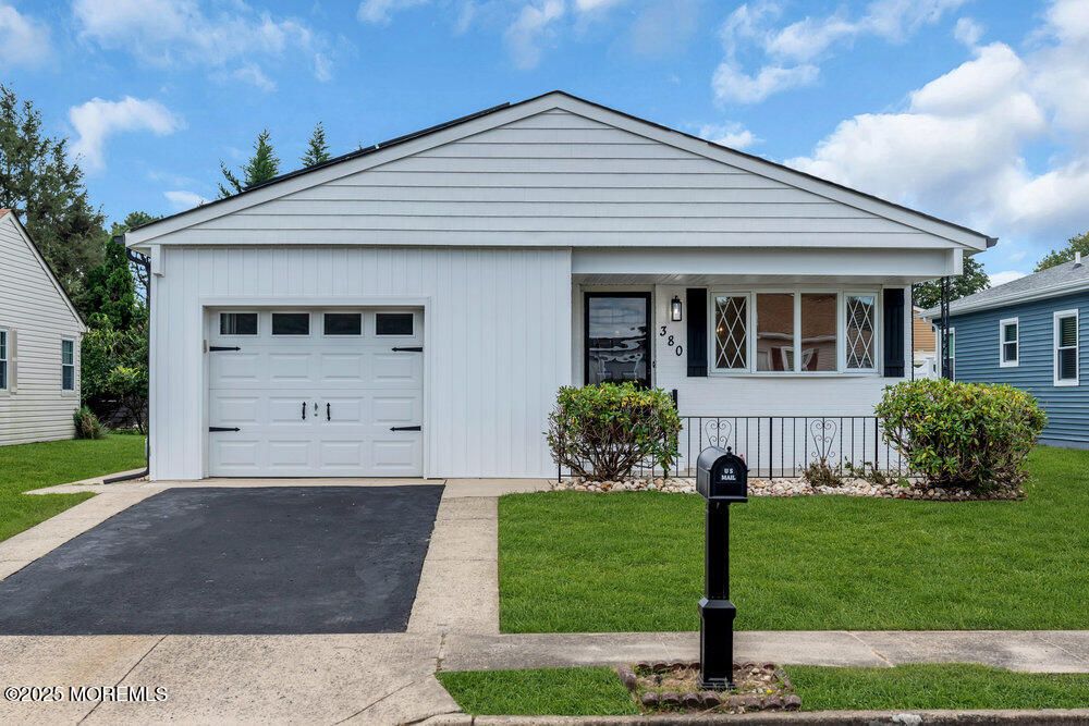 Attached, Exterior, Facade, Ranch