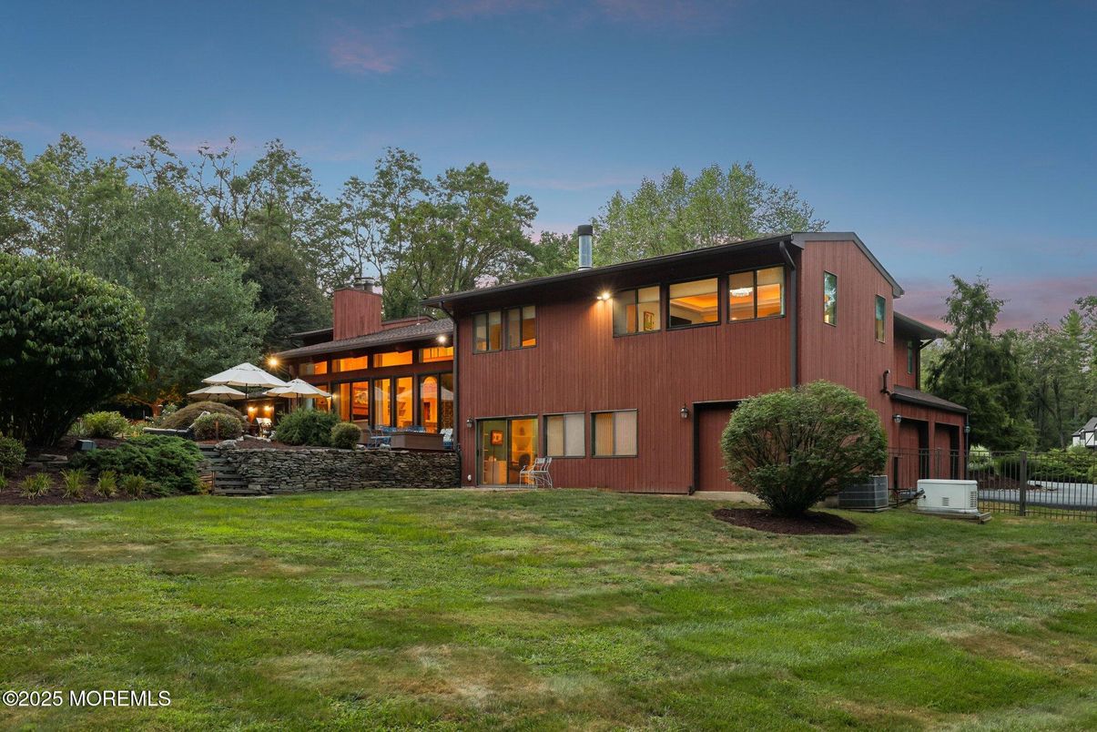 Attached, Backyard, Exterior, Facade, Modern