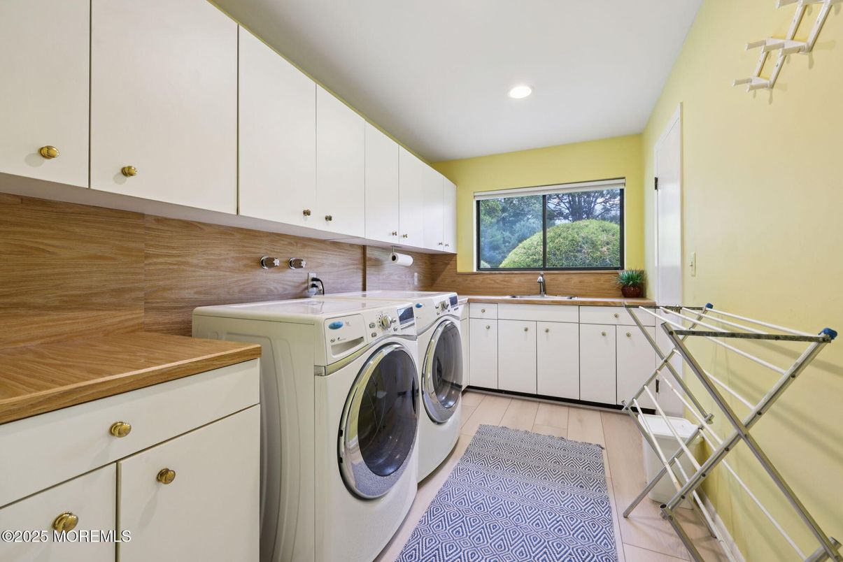 Interior, Recessed Lighting, Washer, Wood Texture Flooring