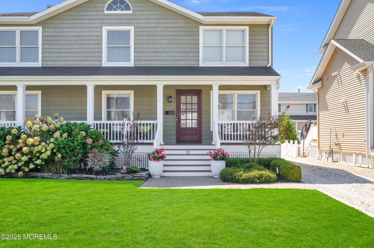 Exterior, Facade, American Craftsman
