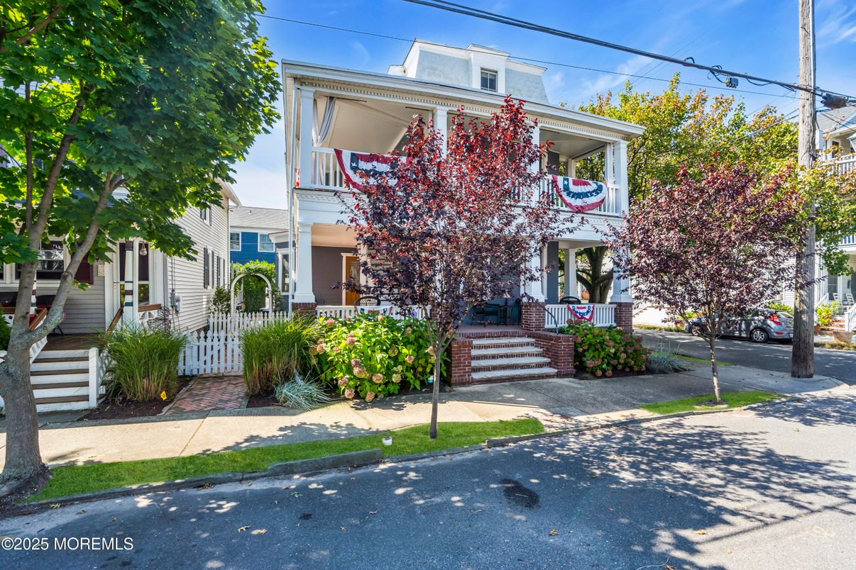 Exterior, Facade, American Foursquare