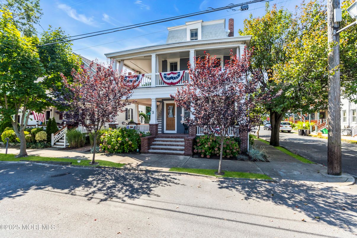Exterior, Facade, American Foursquare