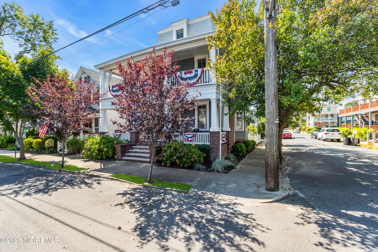 Exterior, Facade, American Foursquare