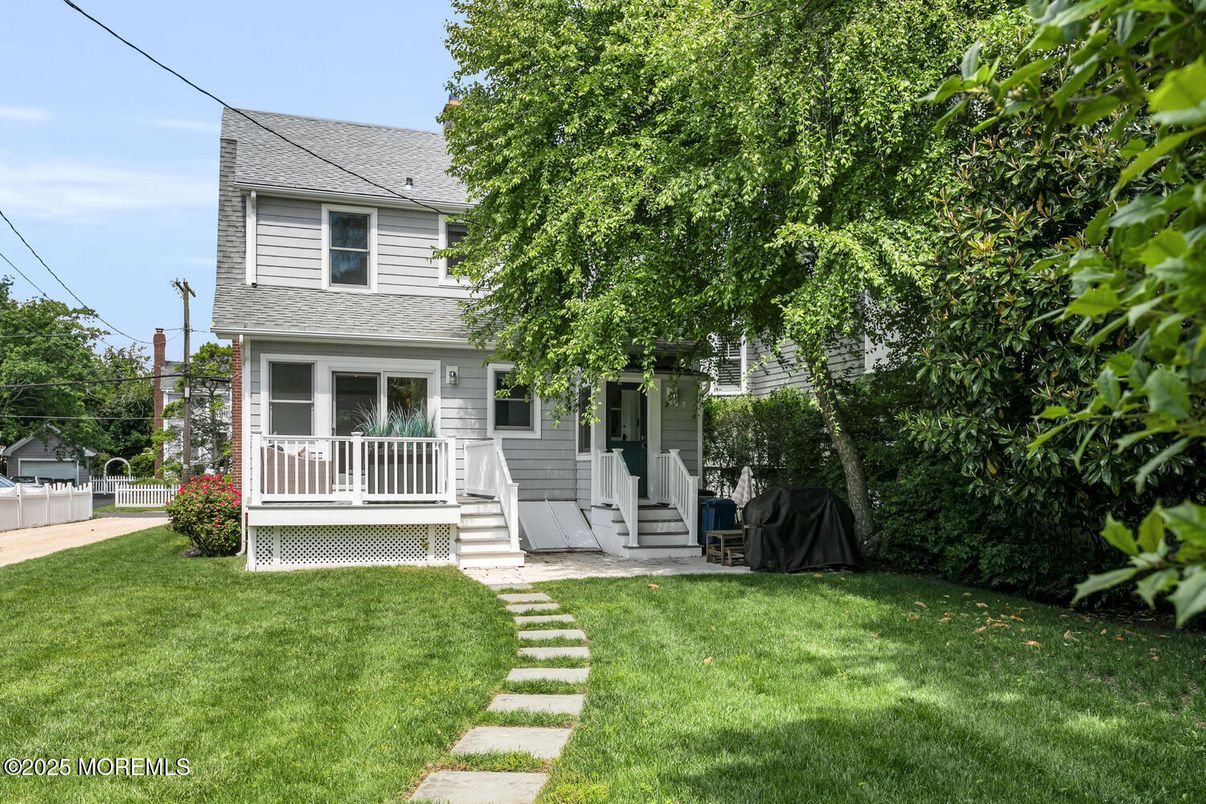 Backyard, Exterior, Facade, American Foursquare