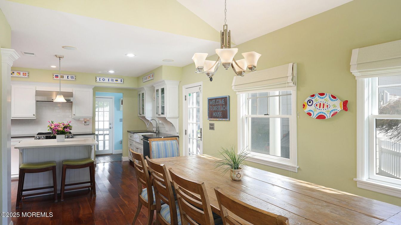 Chandelier, Dining room, Interior, Kitchen, Pendant Lights, Recessed Lighting, Wood Texture Flooring