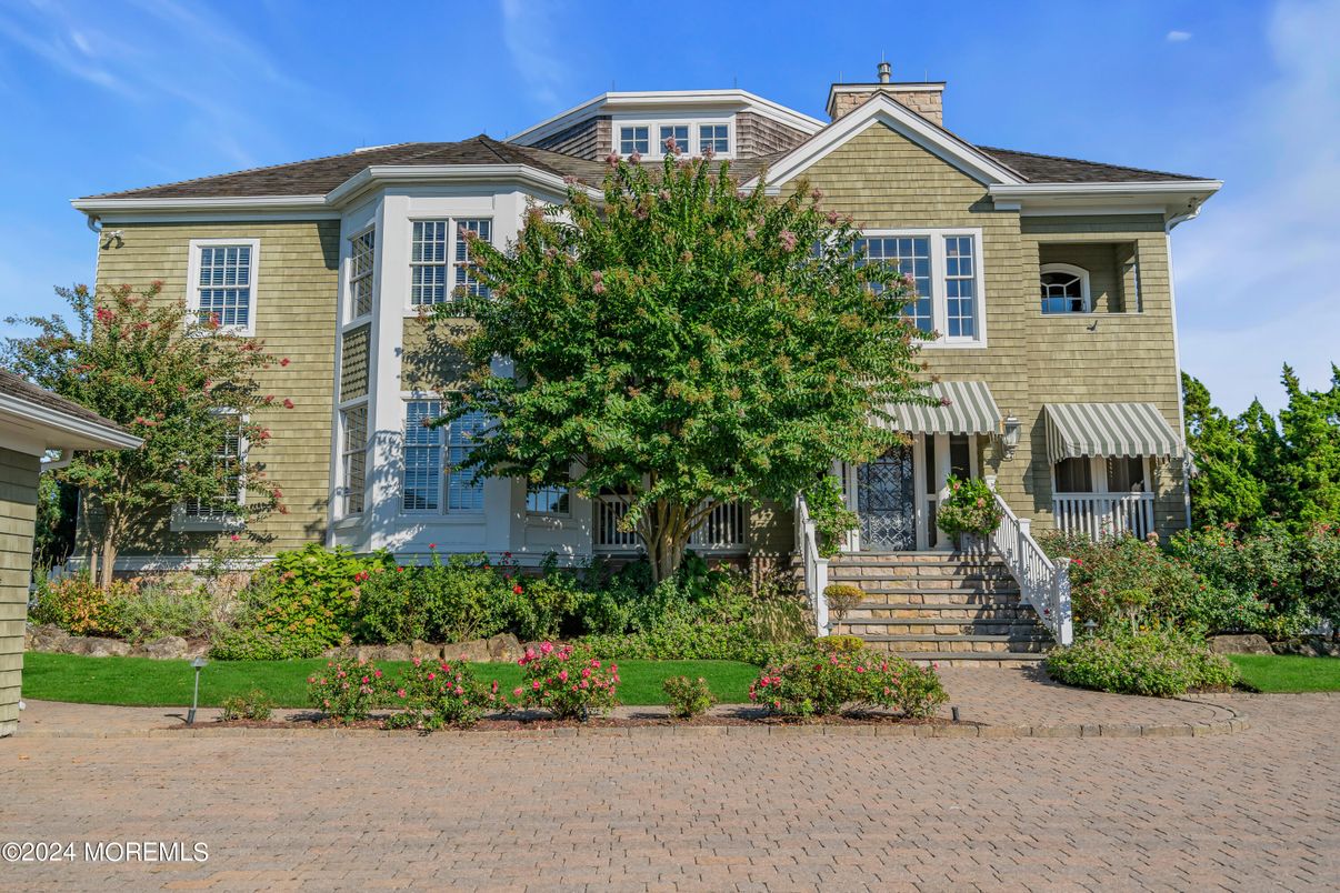 Exterior, Facade, Queen Anne Victorian