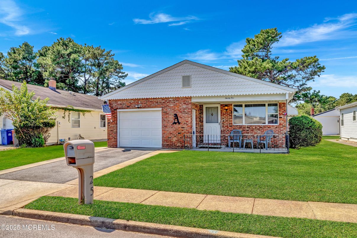 Attached, Exterior, Facade, Brick Facade, Ranch
