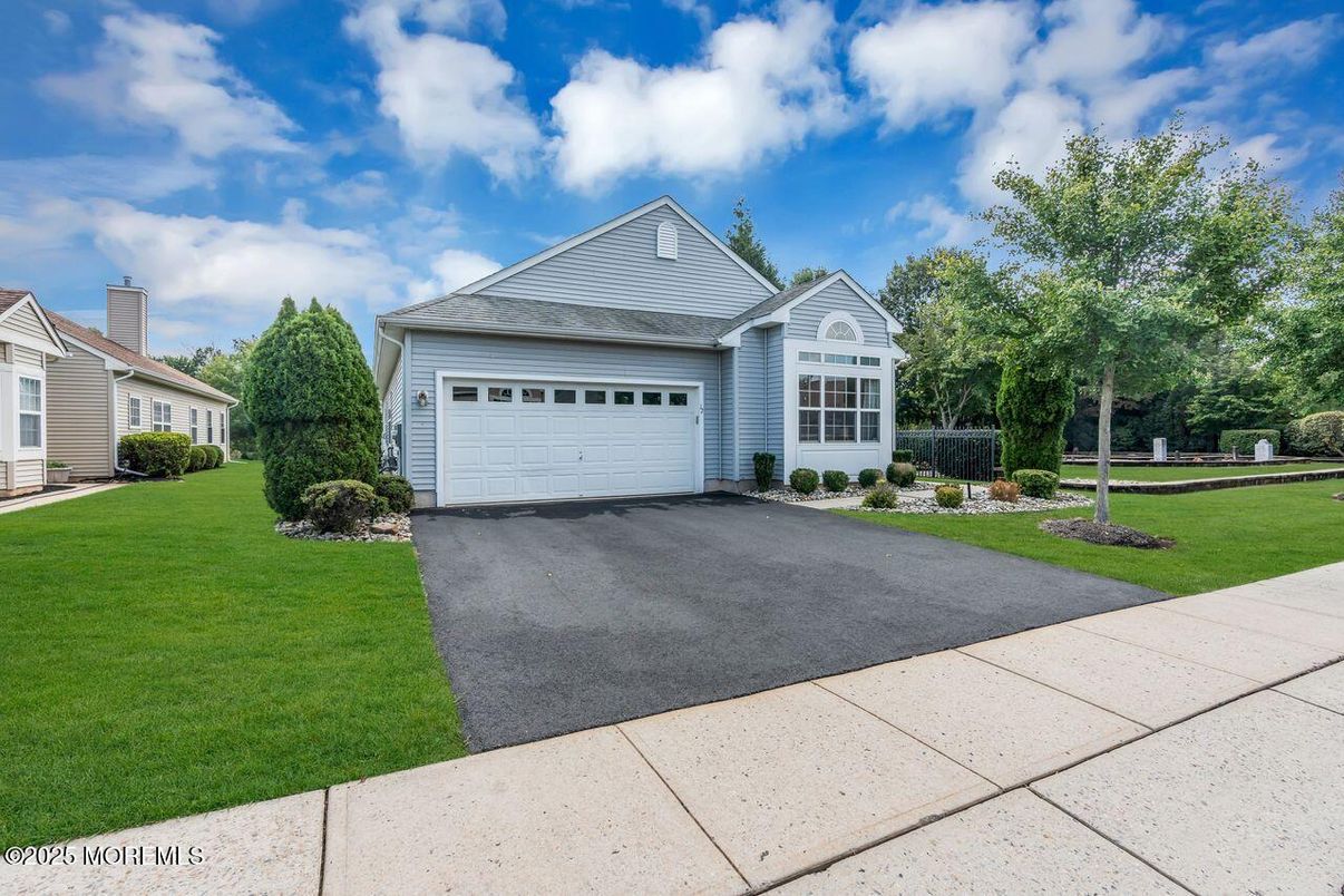 Attached, Exterior, Facade, Ranch