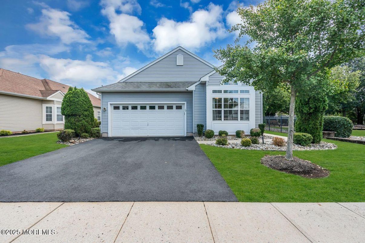 Attached, Exterior, Facade, Ranch