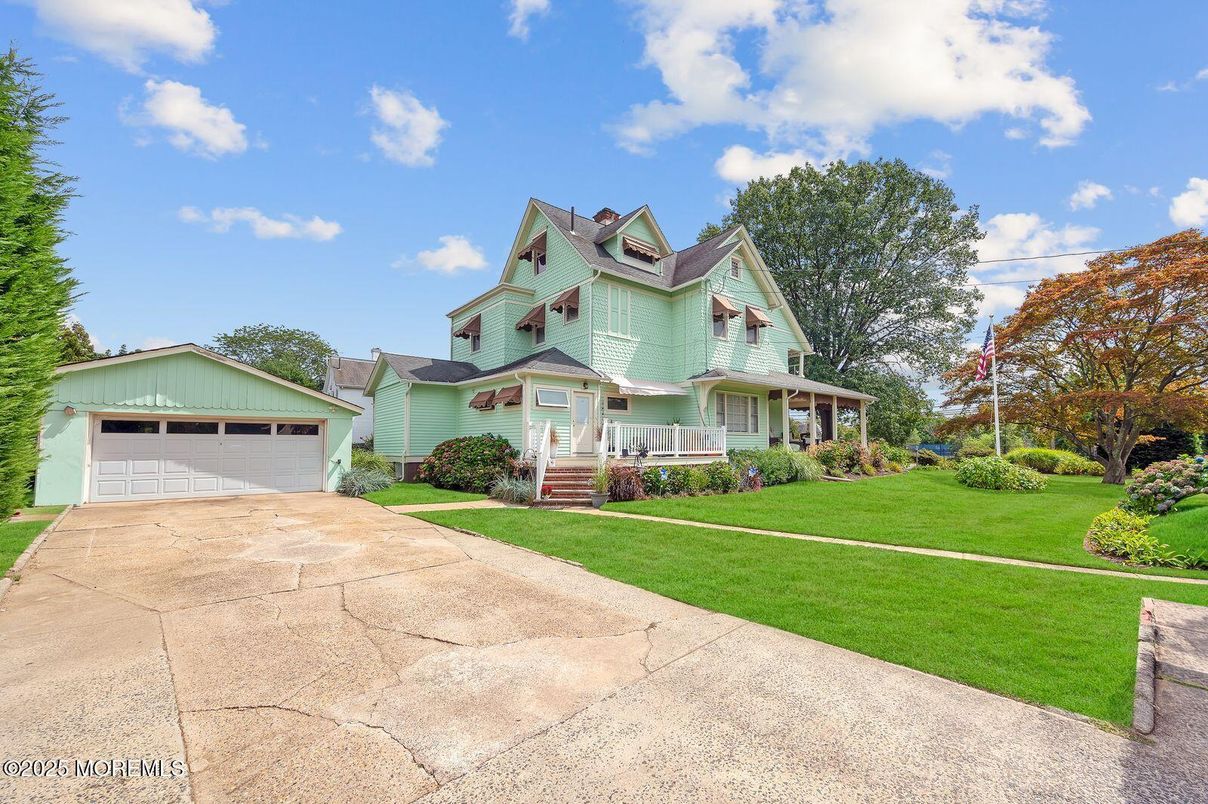 Attached, Backyard, Exterior, Facade, Queen Anne Victorian