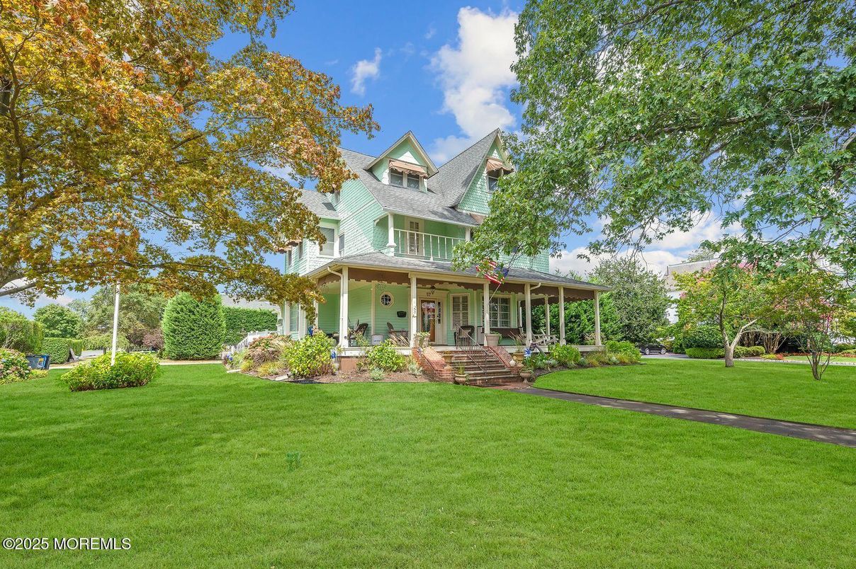 Backyard, Exterior, Facade, Queen Anne Victorian