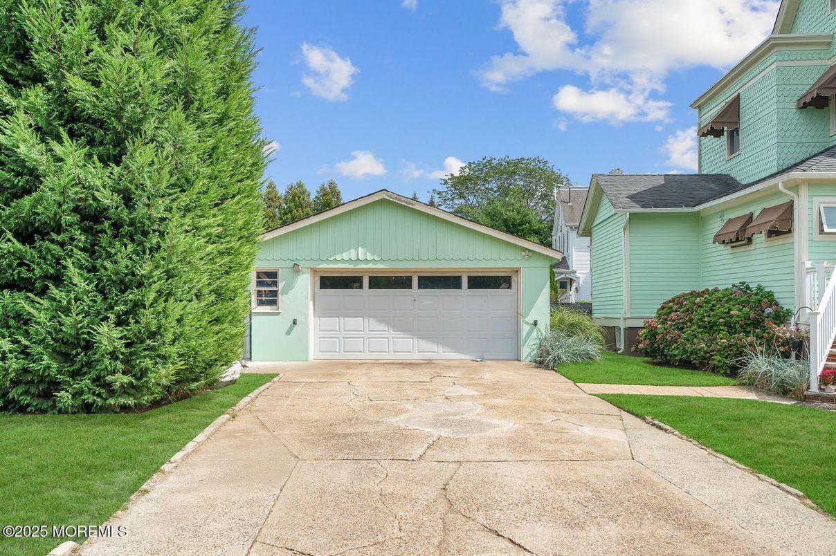 Detached Garage, Exterior