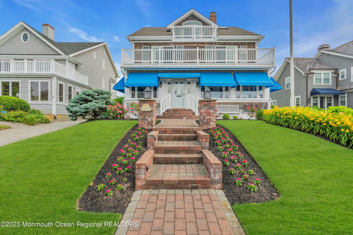 Backyard, Exterior, Facade, American Foursquare