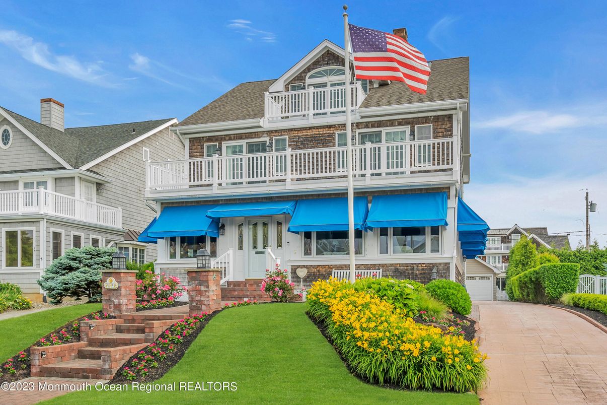 Exterior, Facade, Queen Anne Victorian
