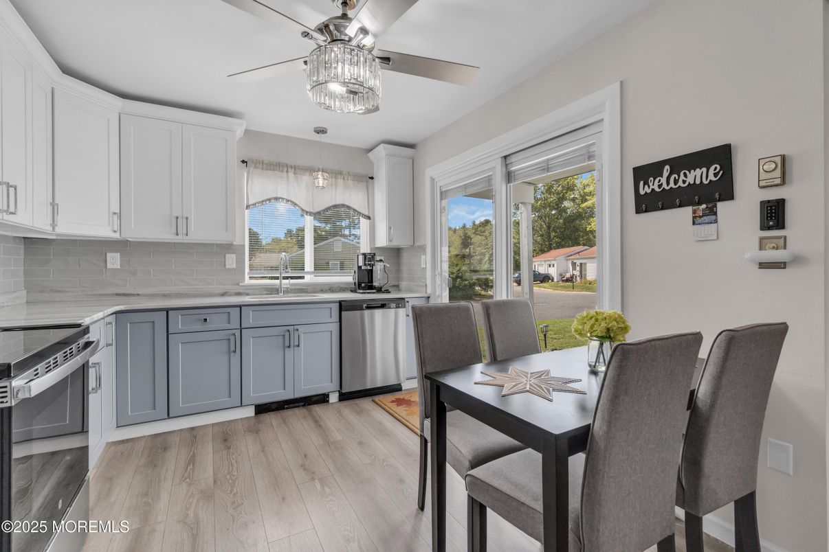 Dining room, Interior, Kitchen, Stainless Steel Appliances, Wood Texture Flooring
