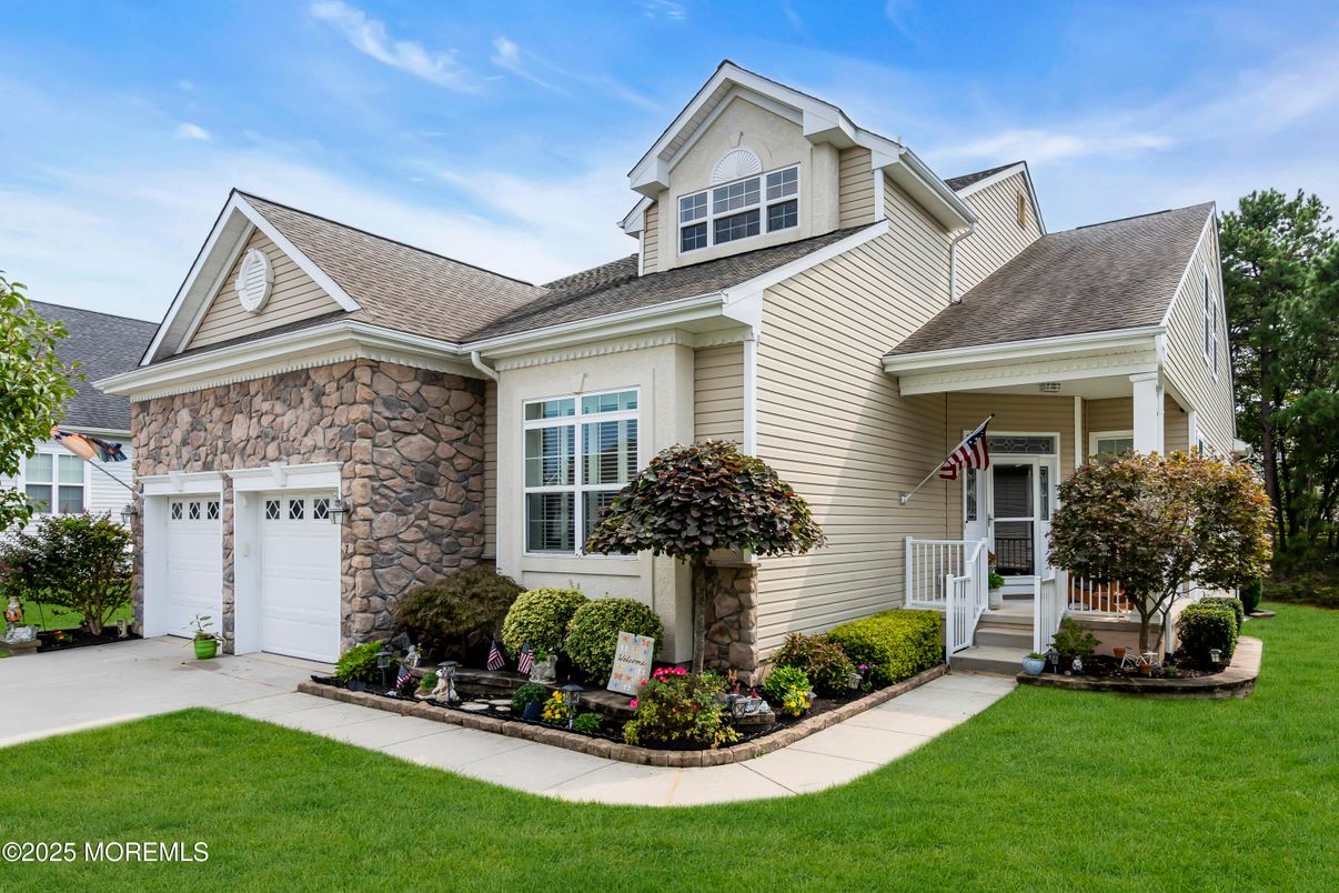 Attached, Exterior, Facade, Queen Anne Victorian