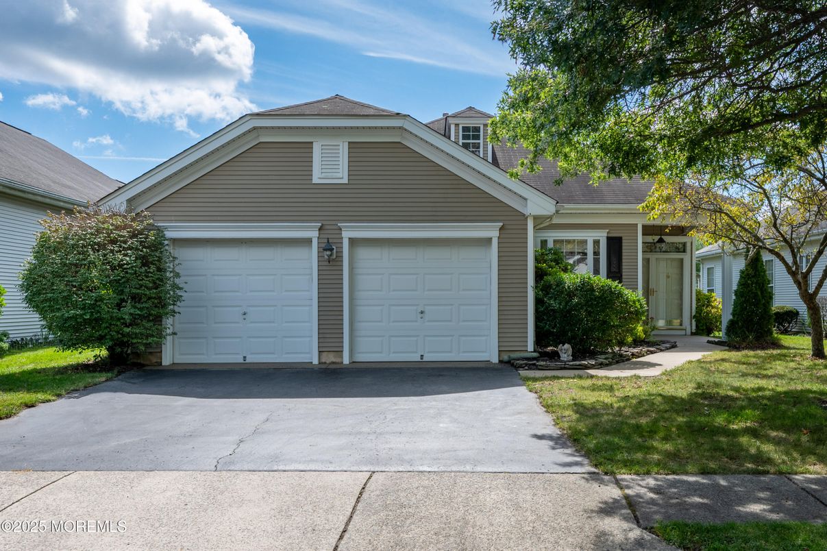 Attached, Exterior, Facade, American Craftsman