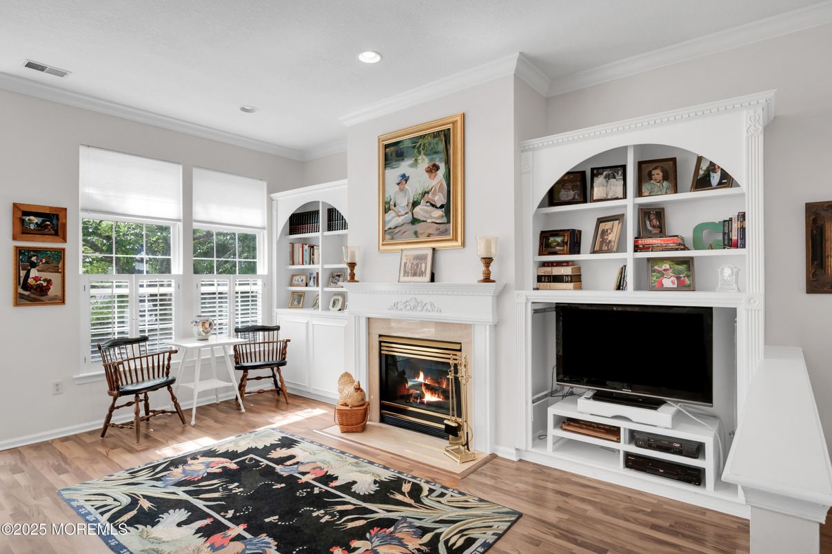 Dining room, Fireplace, Interior, Recessed Lighting, Wood Texture Flooring