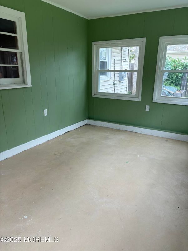 Empty room, Interior