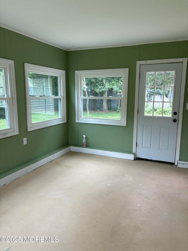 Empty room, Interior