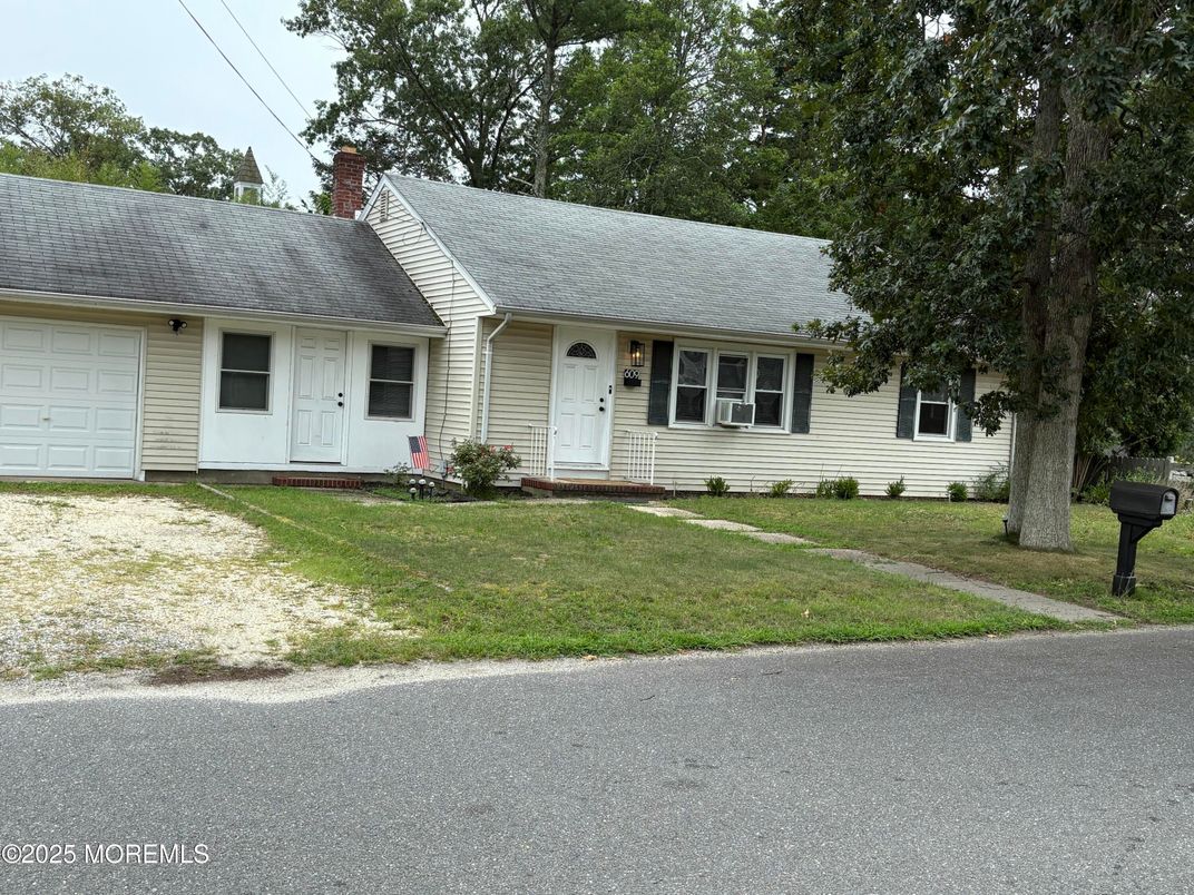 Attached, Exterior, Facade, Cape Cod