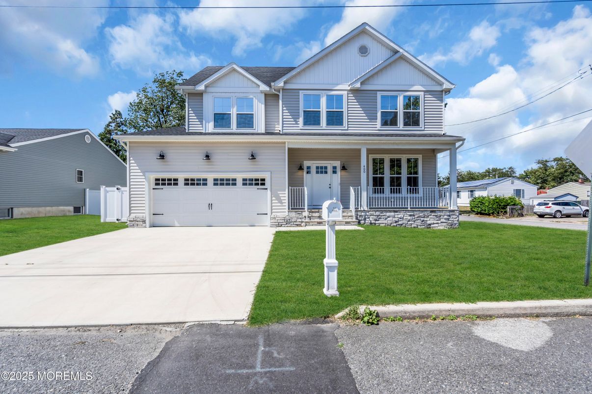 Attached, Exterior, Facade, Farmhouse