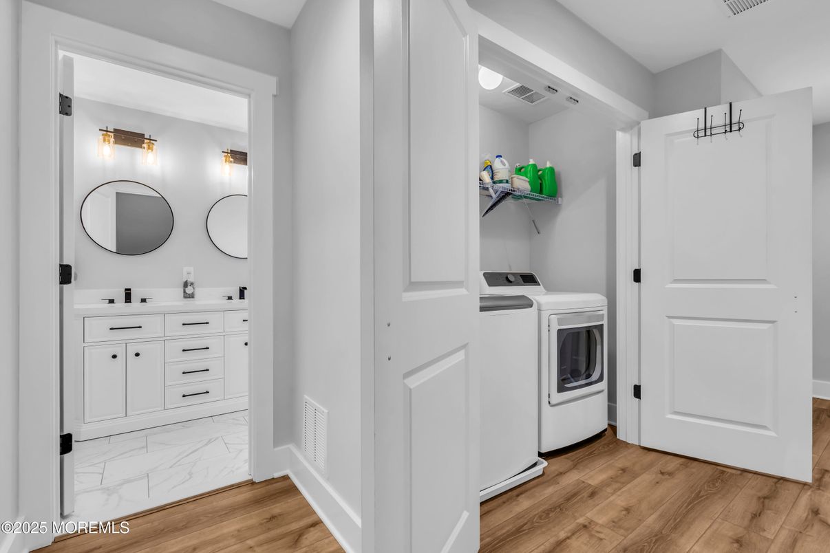 Interior, Utility Closets, Washer, Wood Texture Flooring