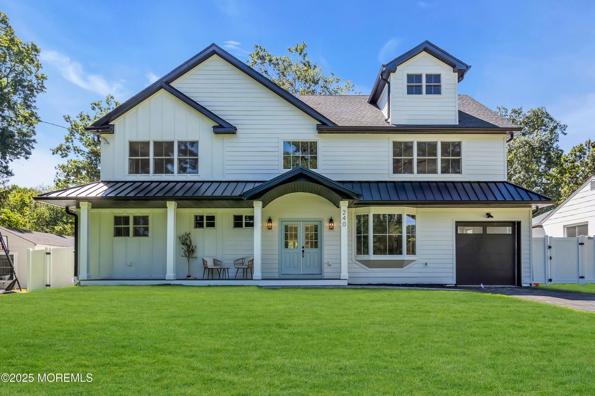 Attached, Exterior, Facade, Farmhouse