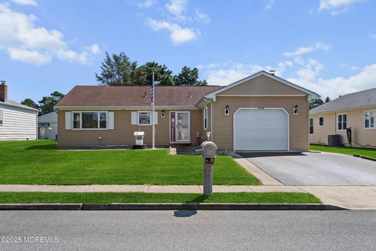 Attached, Exterior, Facade, Ranch