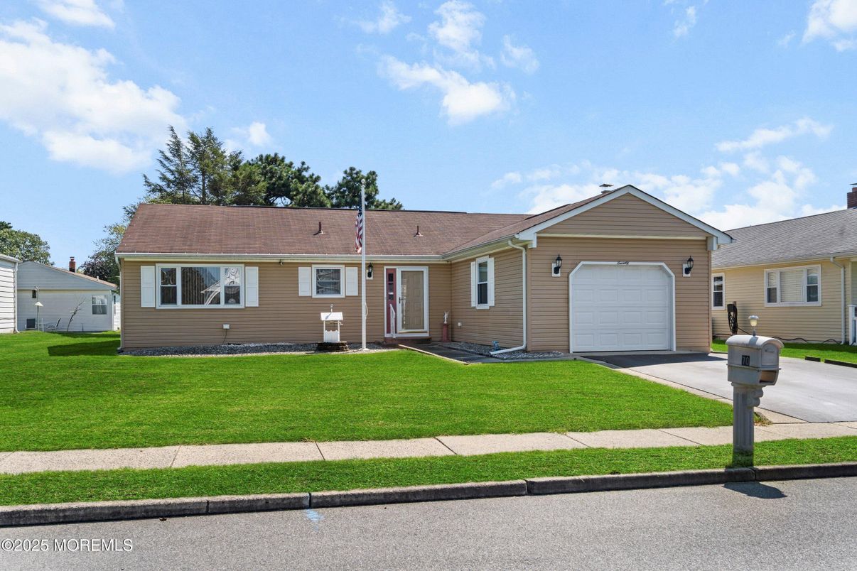 Attached, Exterior, Facade, Ranch